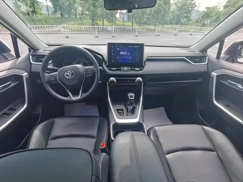 Toyota RAV4 — фото 4