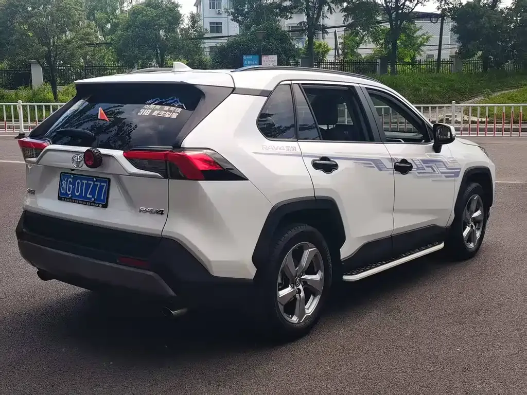 Toyota RAV4 — фото 6