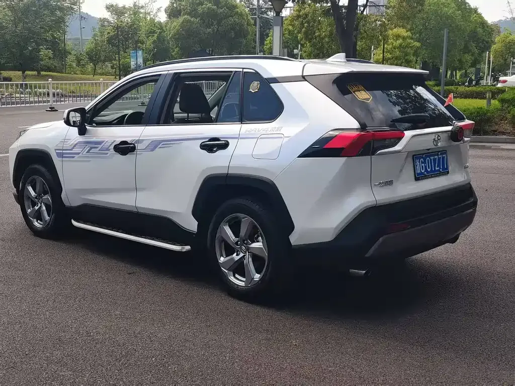 Toyota RAV4 — фото 8
