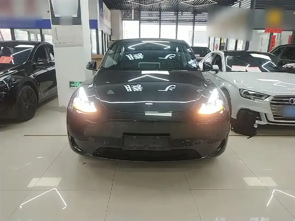 Tesla Model Y — фото 9