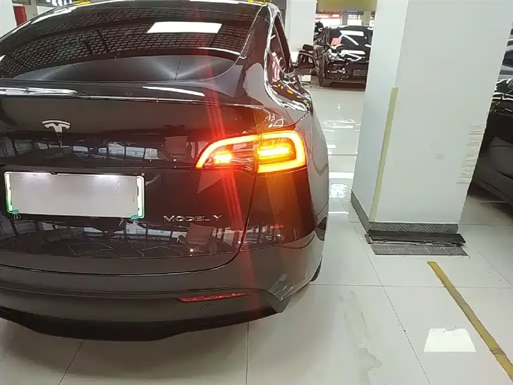 Tesla Model Y — фото 7