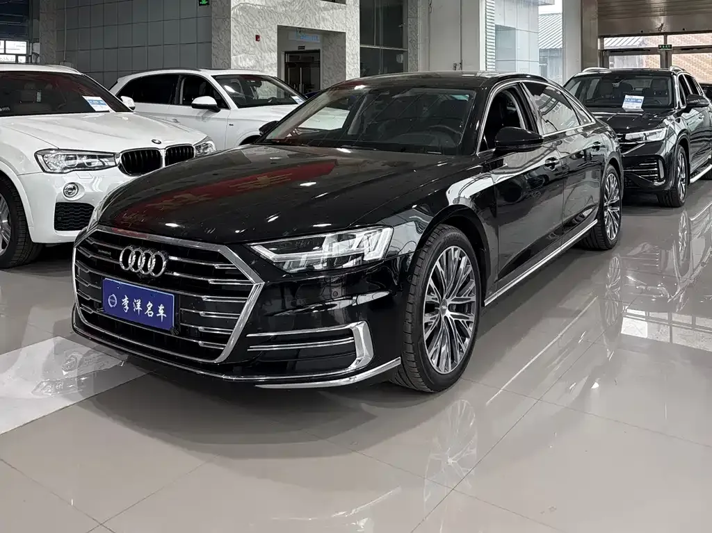 Audi A8 — фото 1
