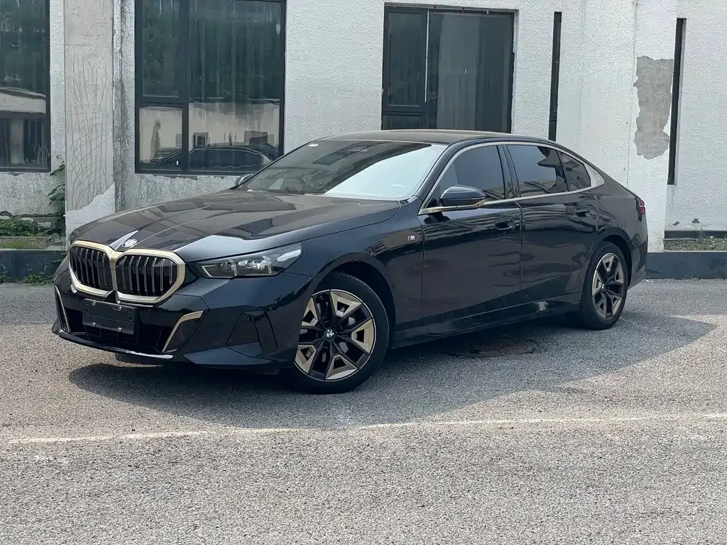 BMW 5 Series — фото 1
