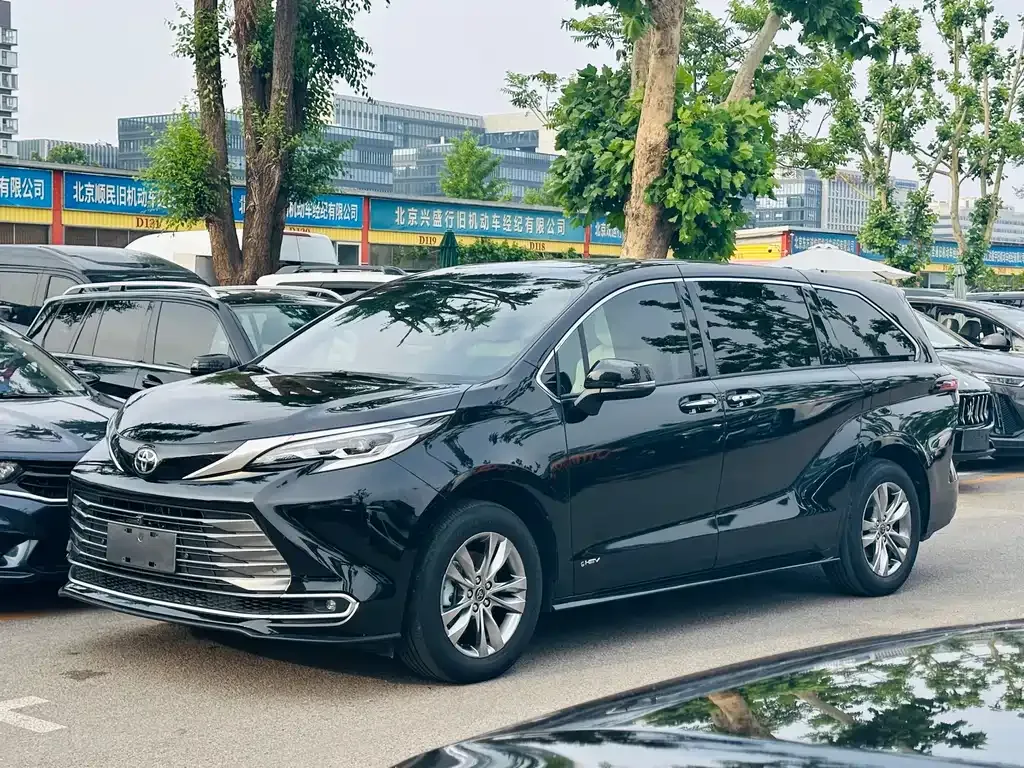 Toyota Sienna — фото 1