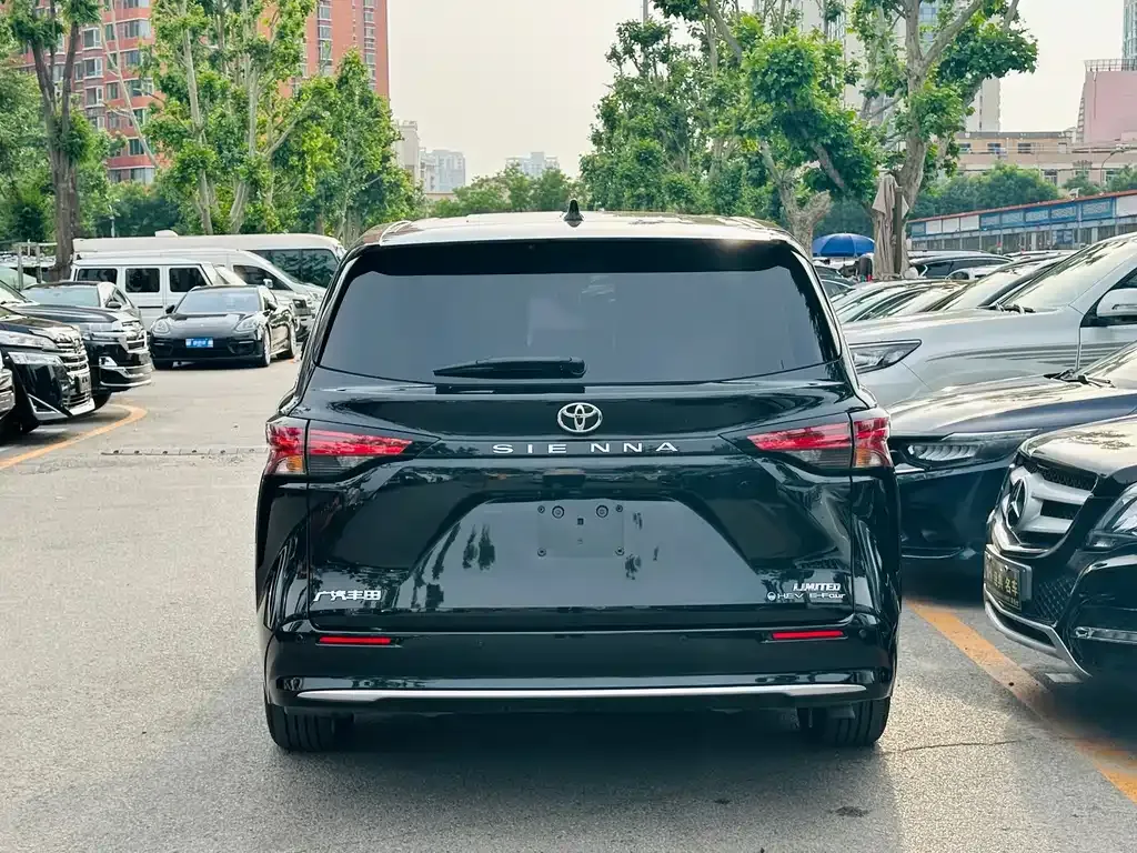 Toyota Sienna — фото 4