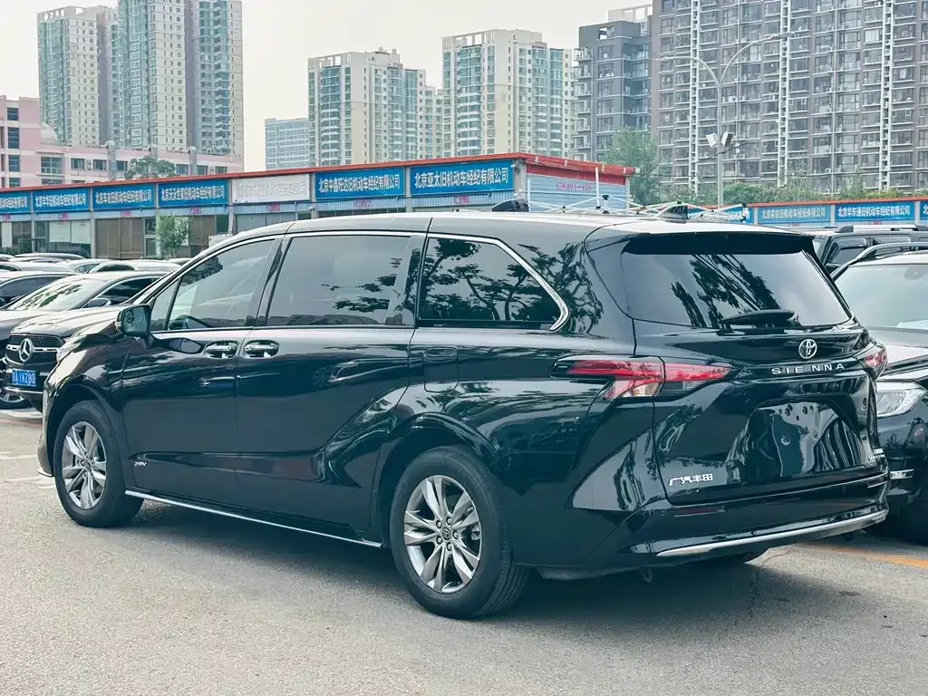 Toyota Sienna — фото 9