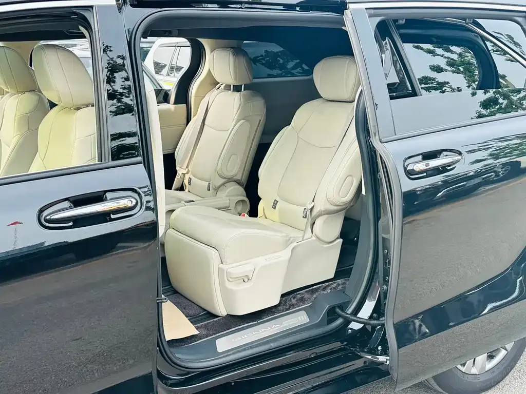 Toyota Sienna — фото 10