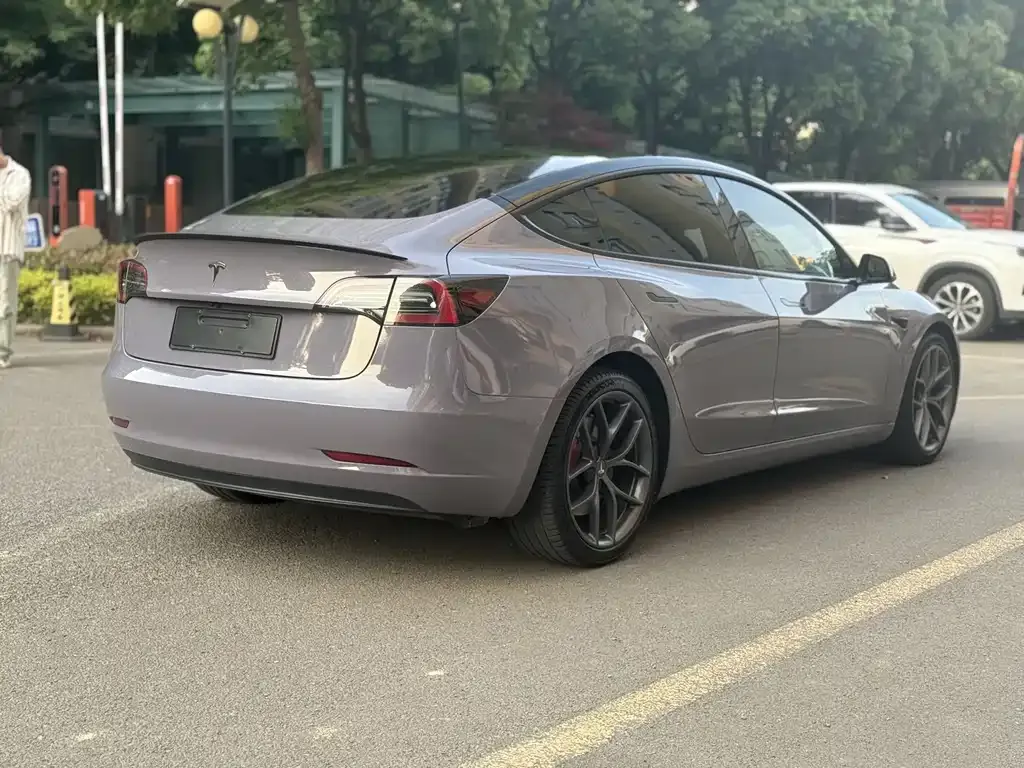 Tesla Model 3 — фото 10