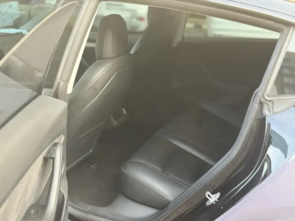 Tesla Model 3 — фото 4
