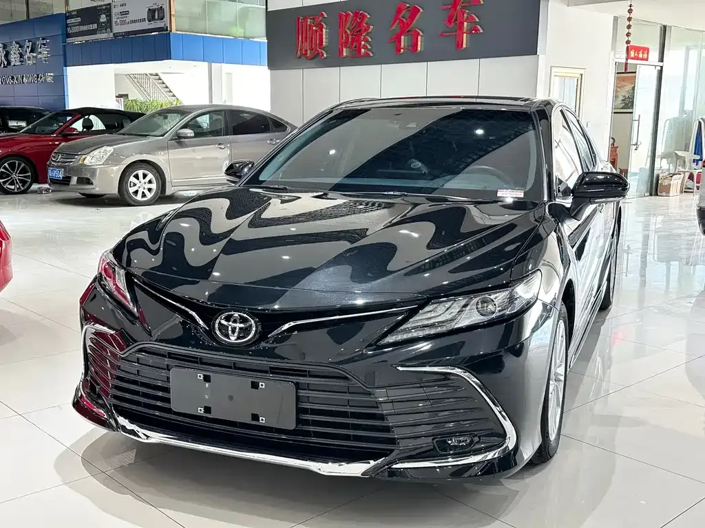 Toyota Camry — фото 1