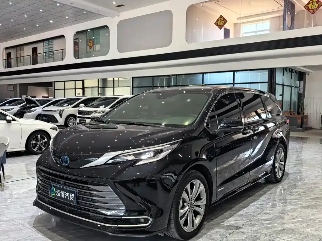 Toyota Sienna — фото 1
