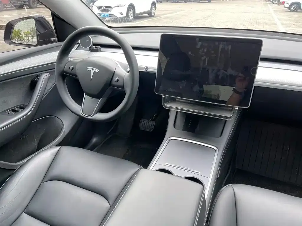 Tesla Model Y — фото 10