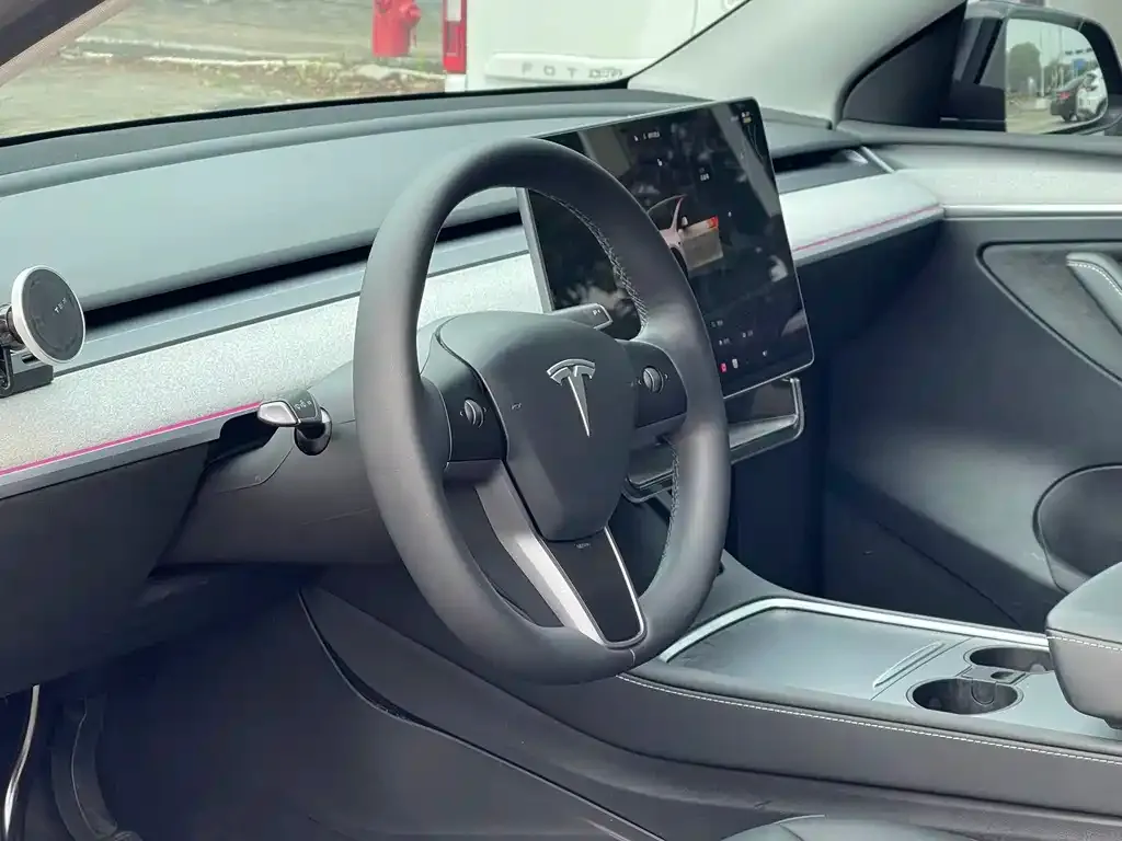 Tesla Model Y — фото 6
