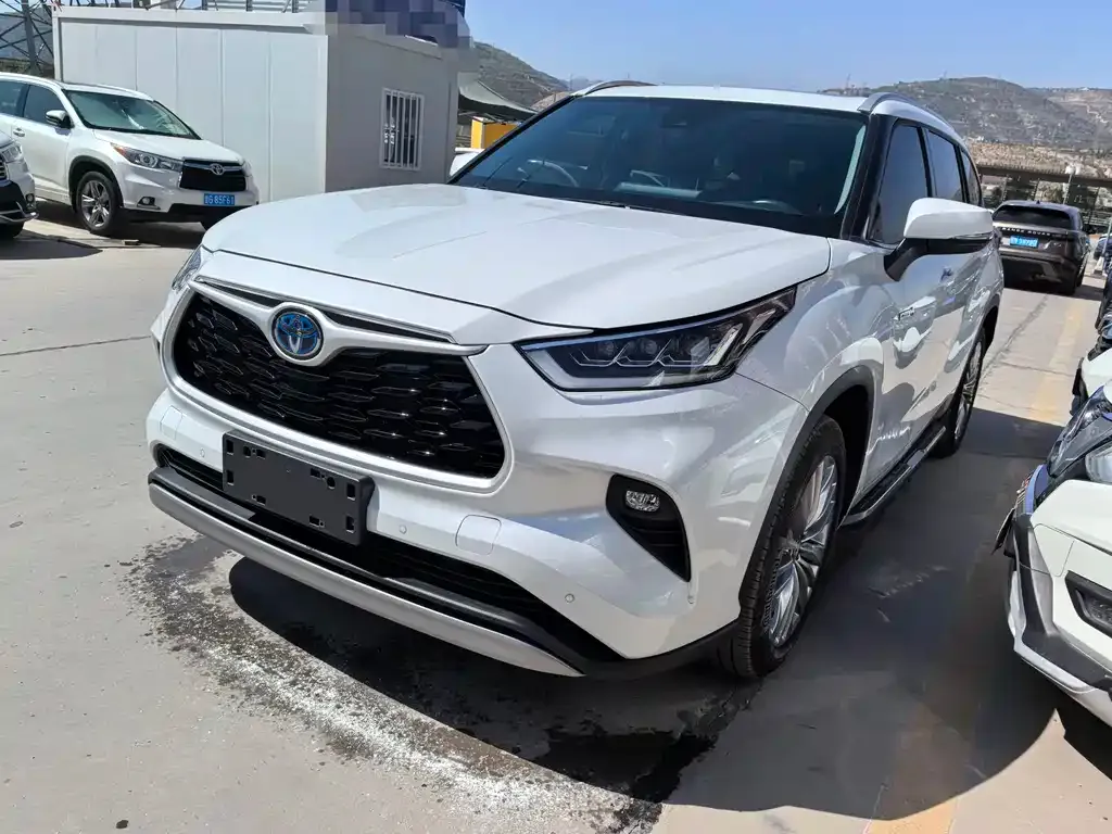 Toyota Highlander — фото 1
