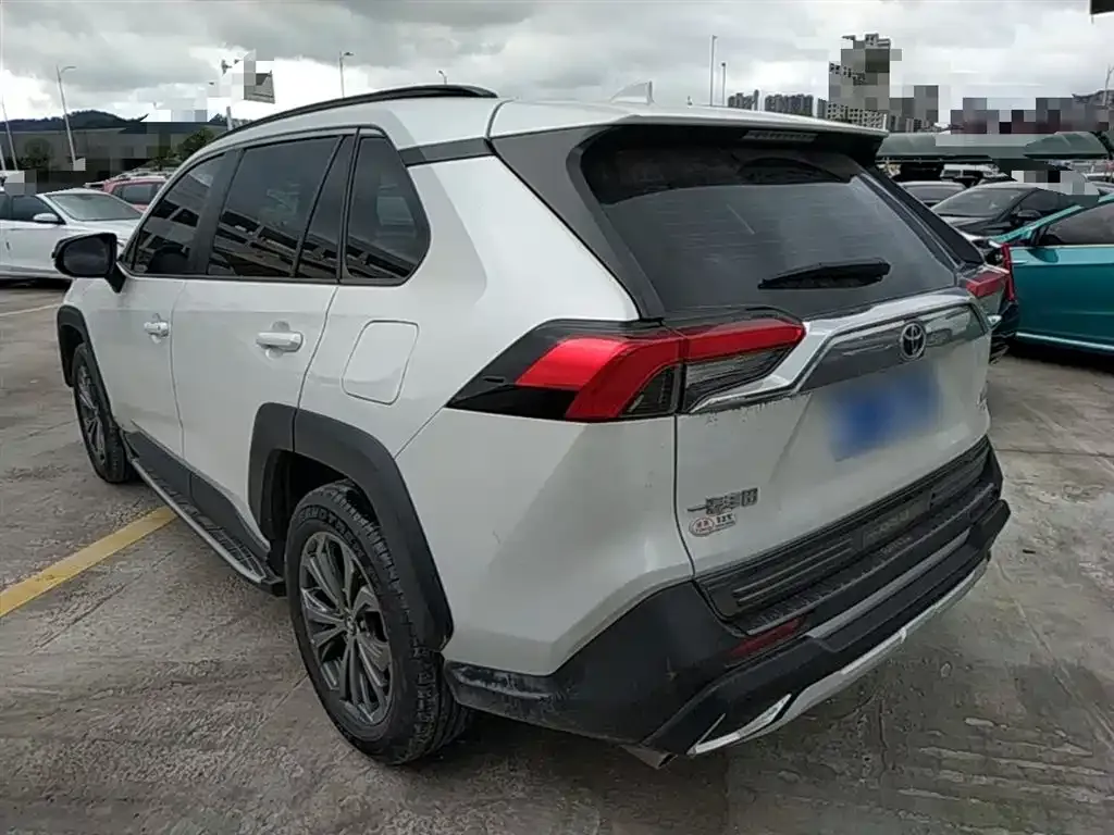 Toyota RAV4 — фото 5
