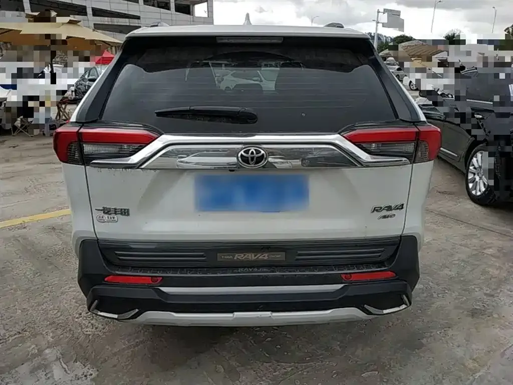 Toyota RAV4 — фото 10