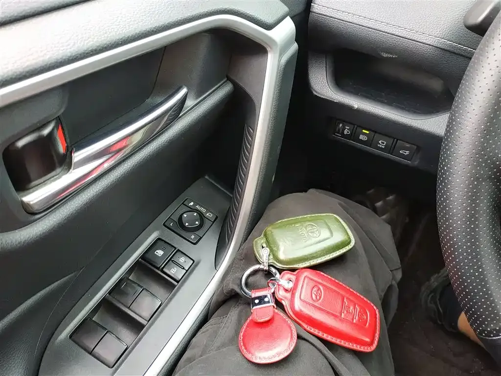 Toyota RAV4 — фото 9