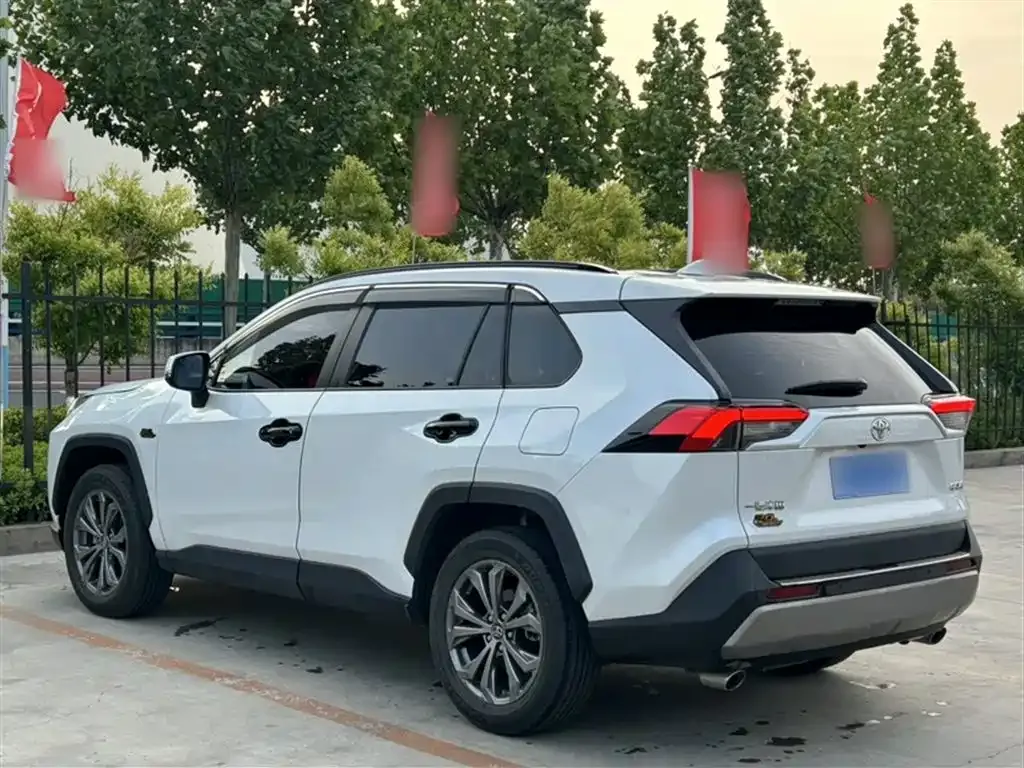 Toyota RAV4 — фото 7