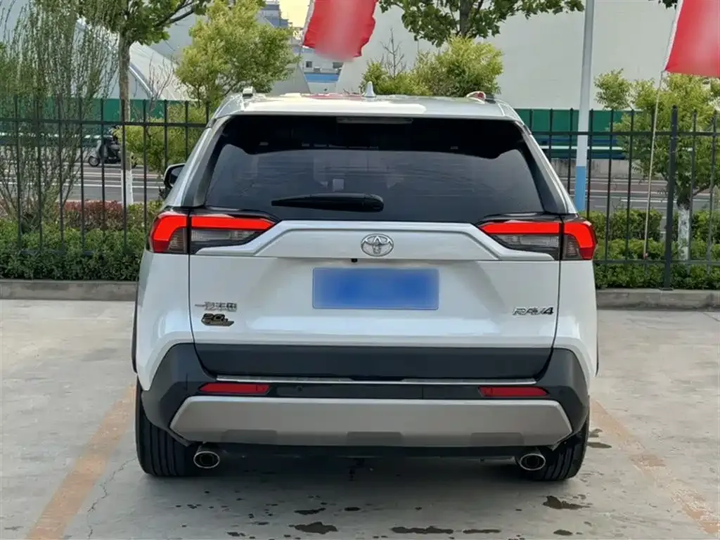 Toyota RAV4 — фото 9