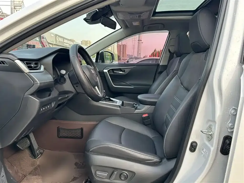 Toyota RAV4 — фото 2