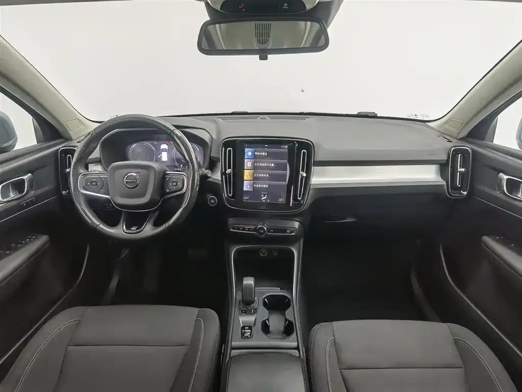 Volvo XC40 — фото 4
