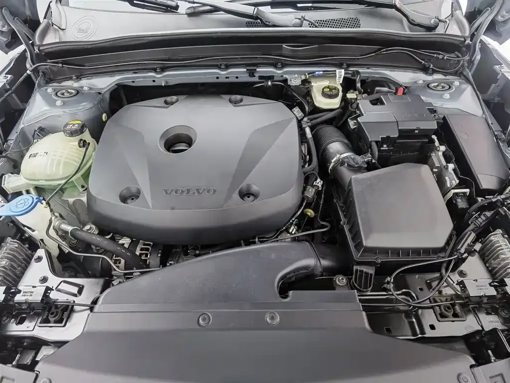 Volvo XC40 — фото 10