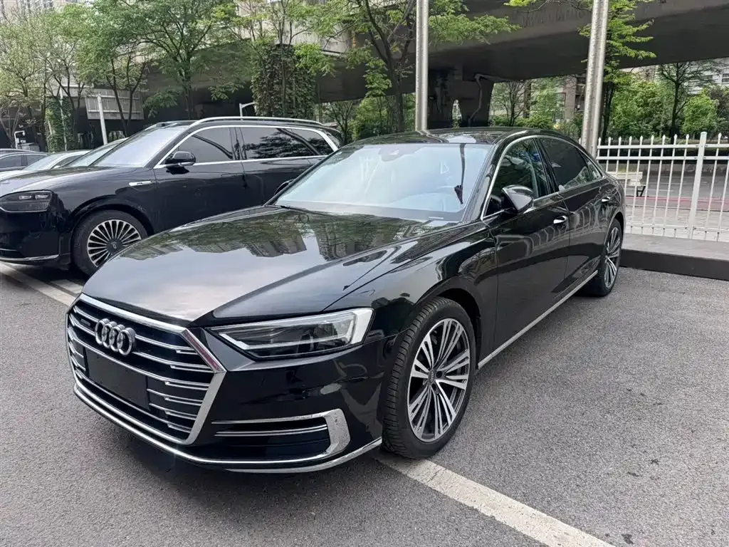 Audi A8 — фото 1