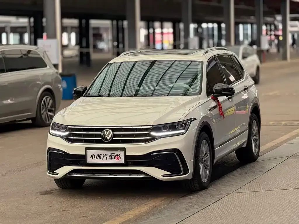 Volkswagen Tiguan L — фото 1