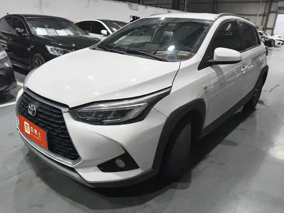 Toyota Yaris L — фото 1