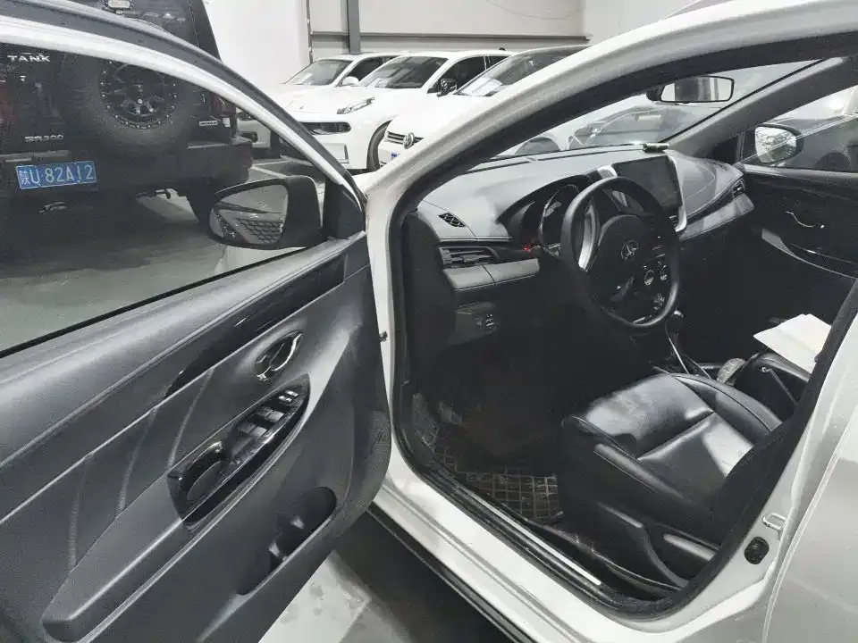 Toyota Yaris L — фото 3
