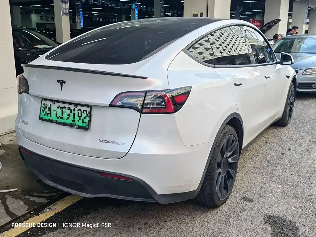 Tesla Model Y — фото 9