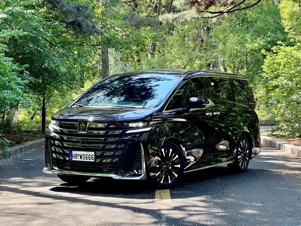 Toyota Vellfire — фото 1
