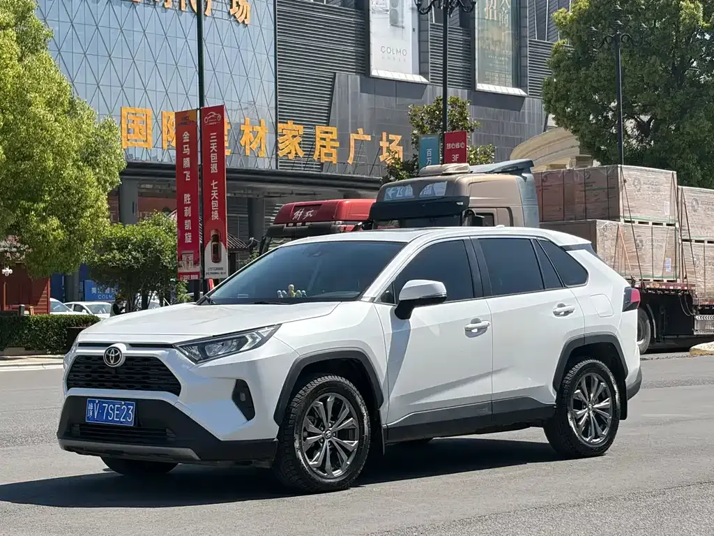 Toyota RAV4 — фото 1