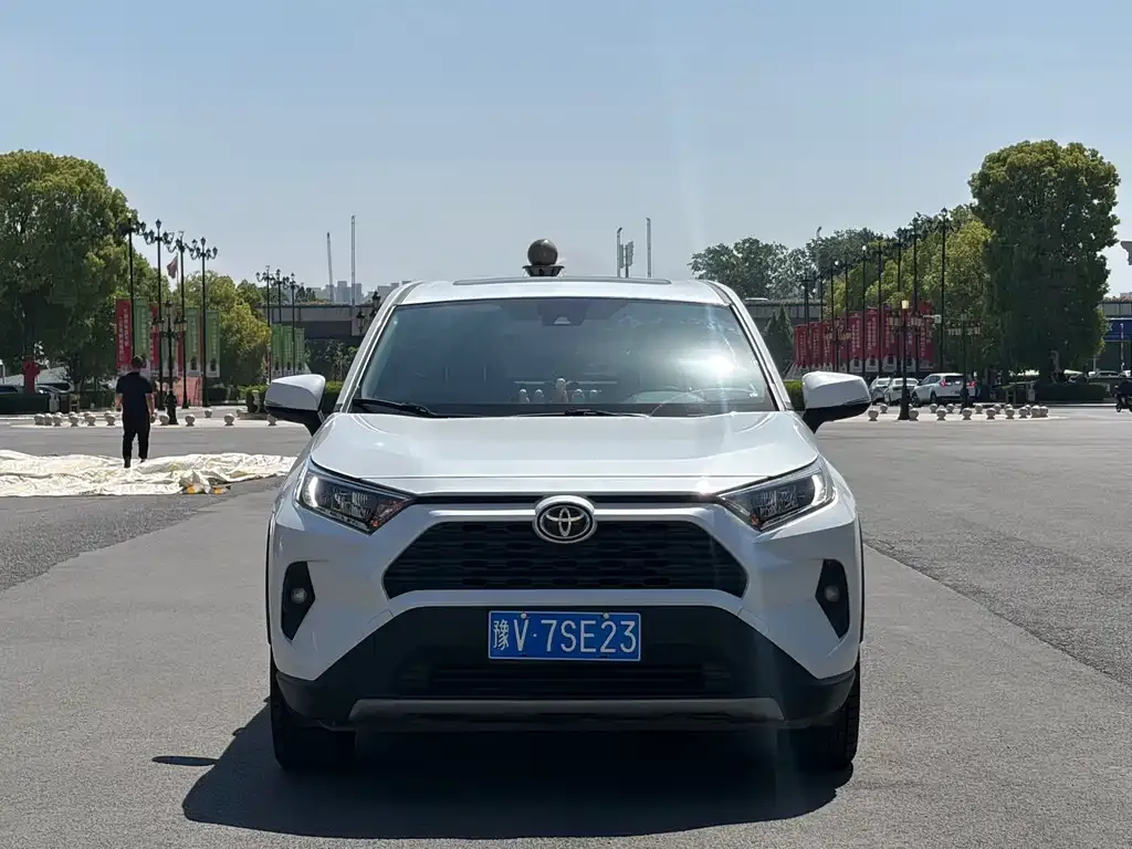 Toyota RAV4 — фото 5