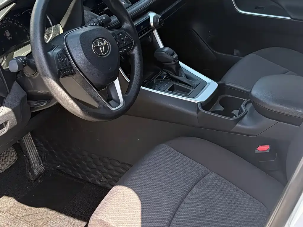 Toyota RAV4 — фото 8