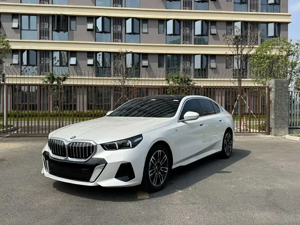 BMW 5 Series — фото 1