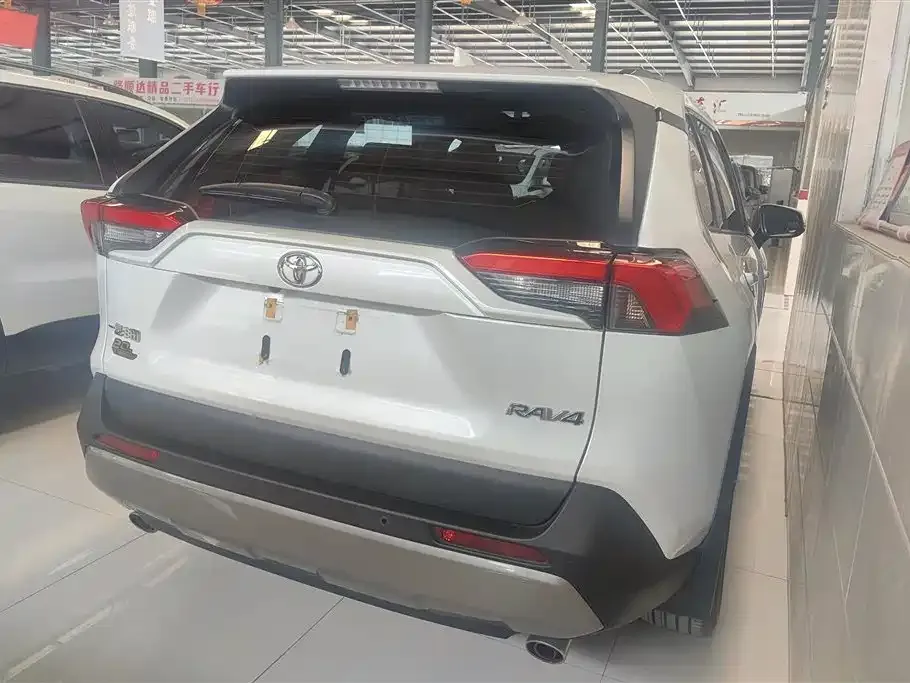 Toyota RAV4 — фото 10
