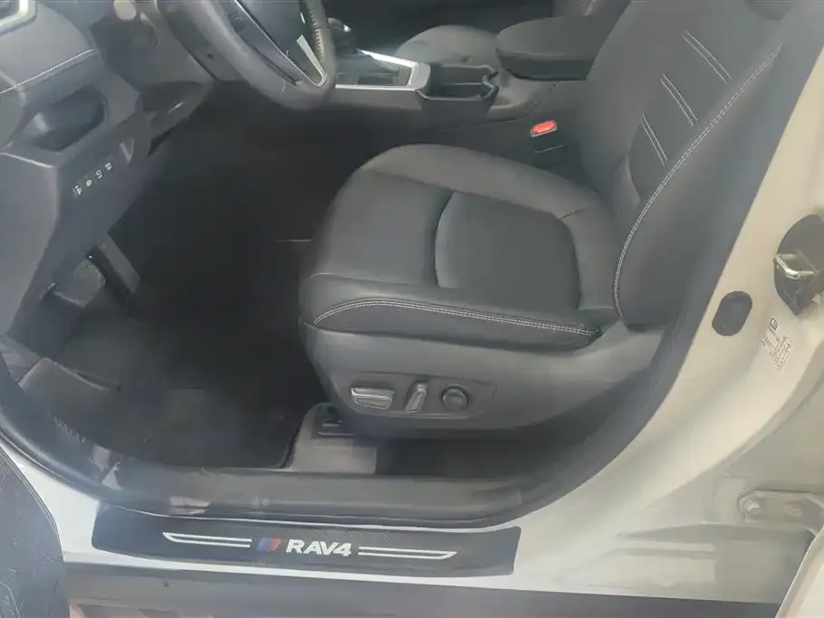 Toyota RAV4 — фото 2