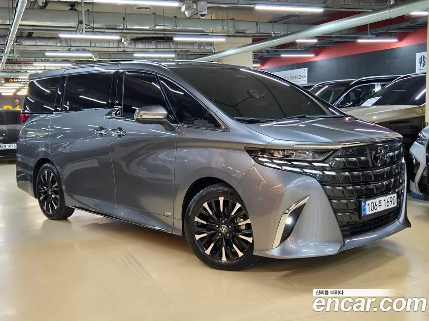 Toyota Alphard — фото 1