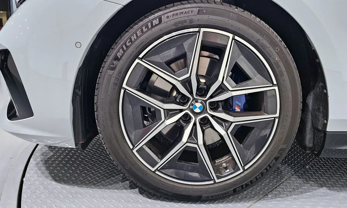 BMW 5-Series 2025 из KR, фото 8