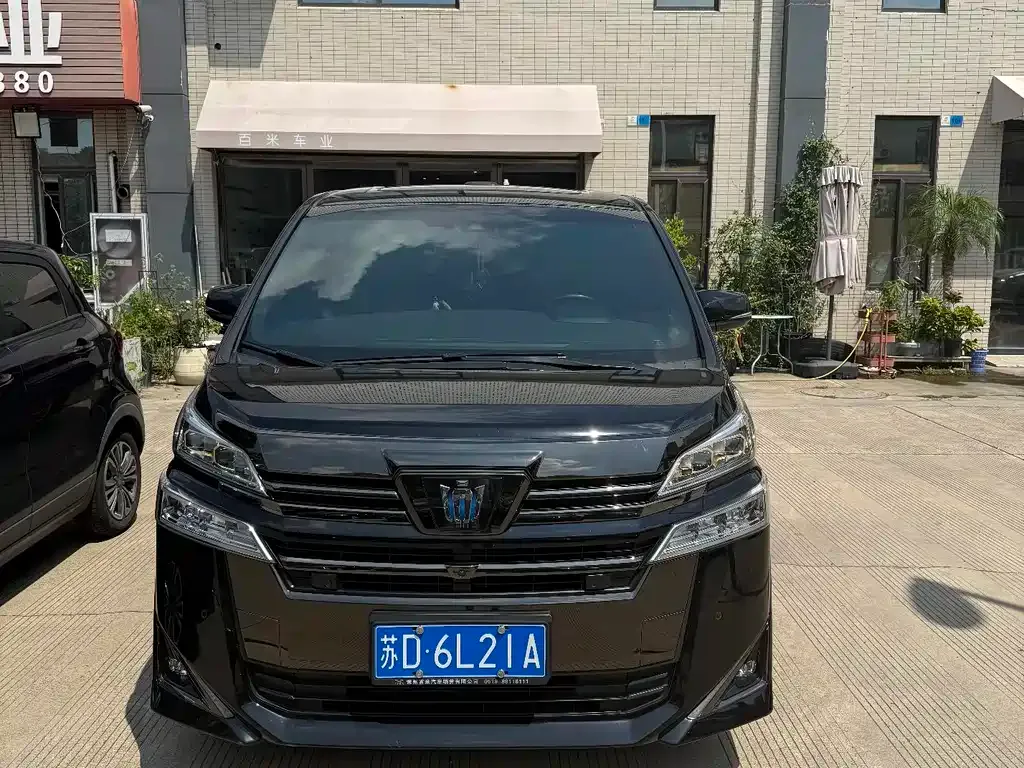 Toyota Vellfire — фото 1