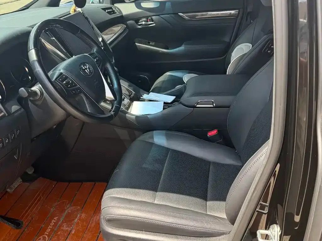Toyota Vellfire — фото 3
