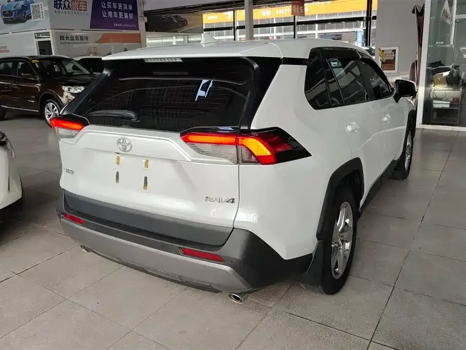Toyota RAV4 — фото 7