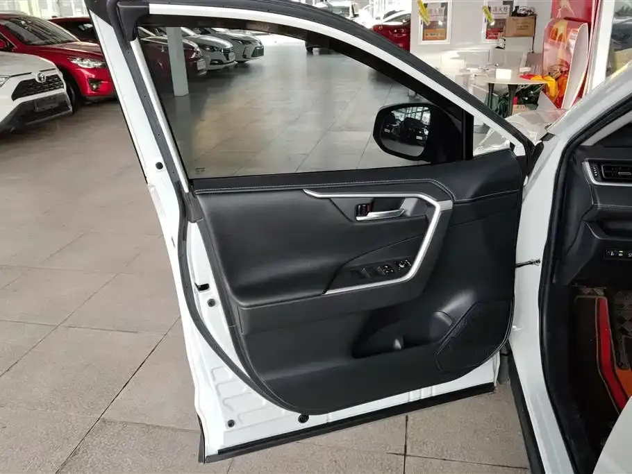 Toyota RAV4 — фото 2
