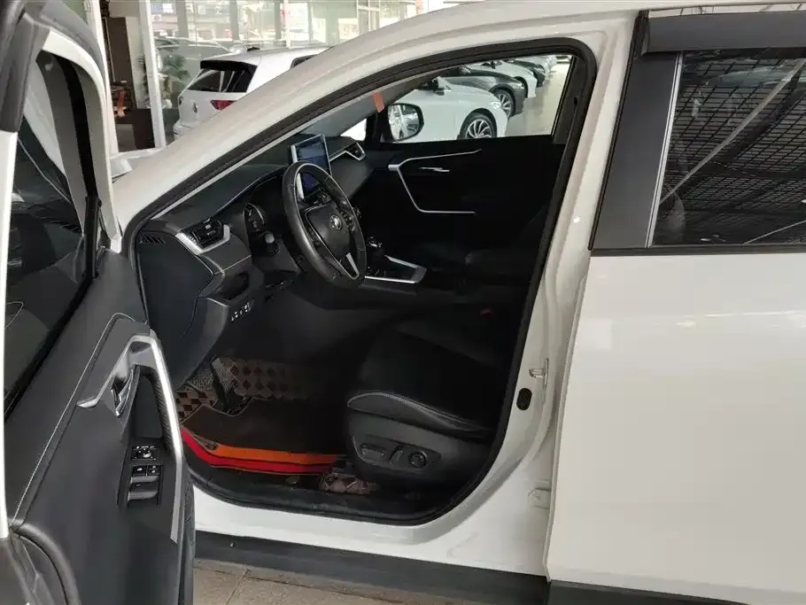 Toyota RAV4 — фото 4