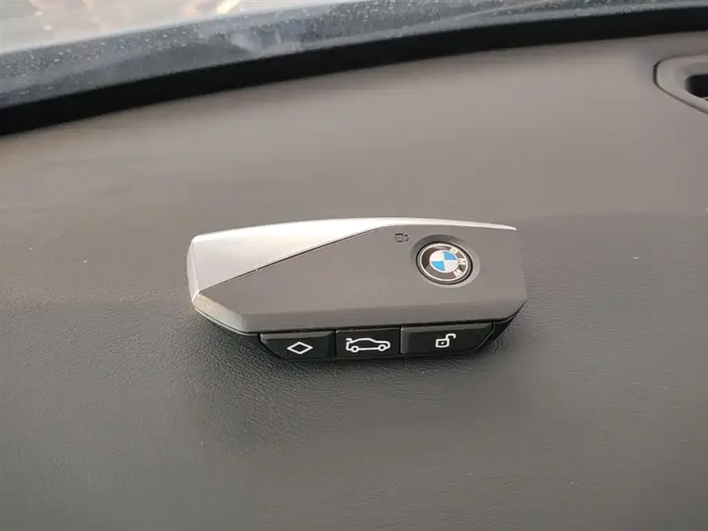 BMW iX1 — фото 10
