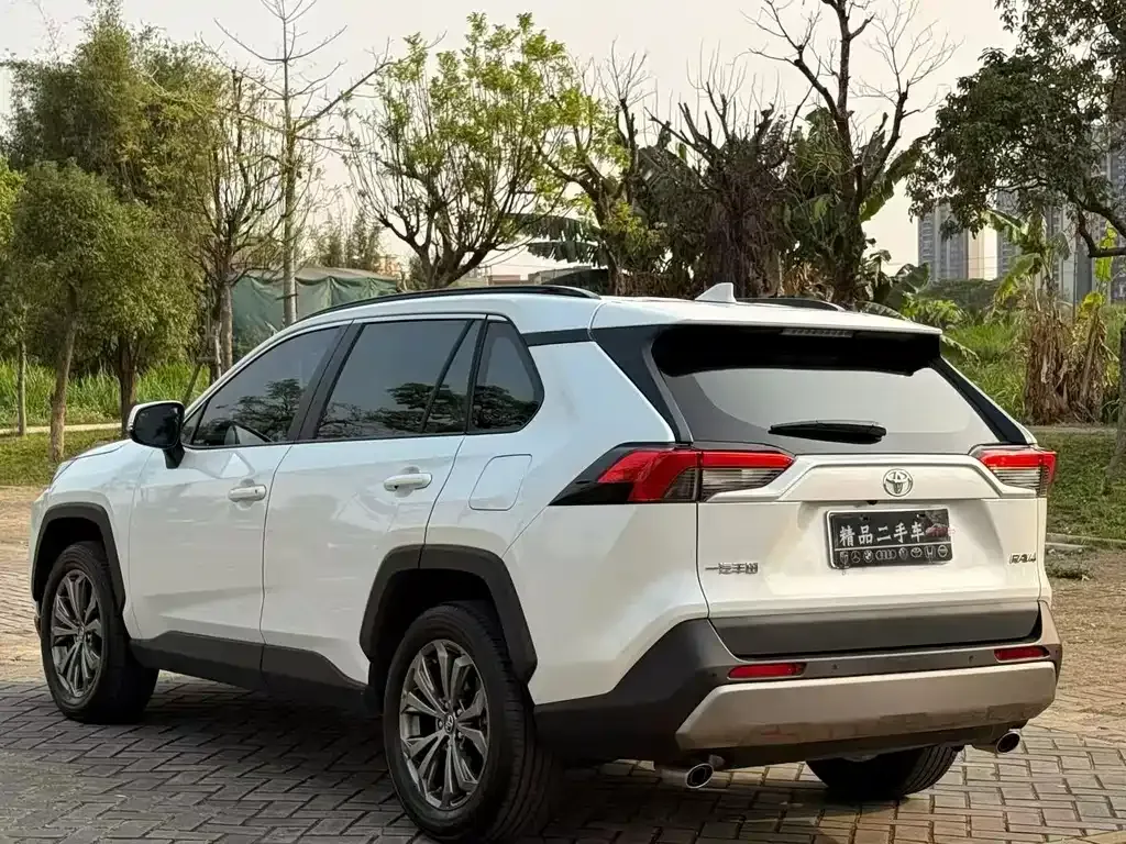 Toyota RAV4 — фото 5