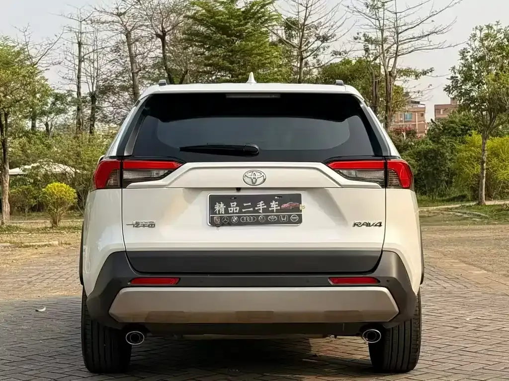 Toyota RAV4 — фото 8