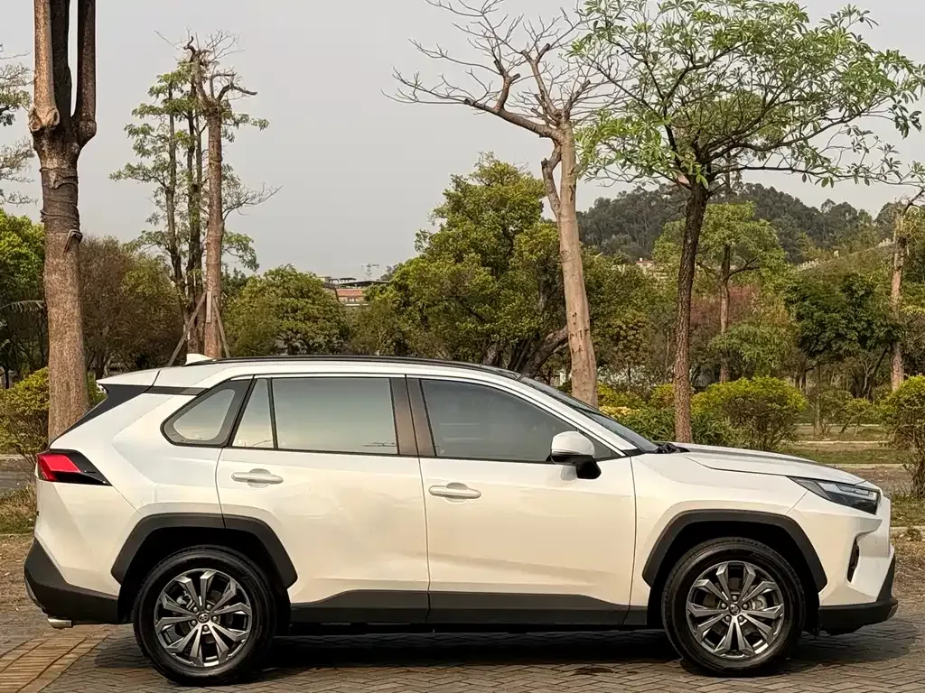 Toyota RAV4 — фото 9
