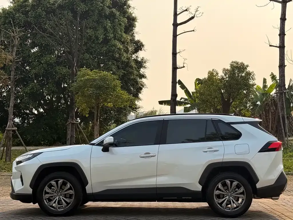 Toyota RAV4 — фото 3